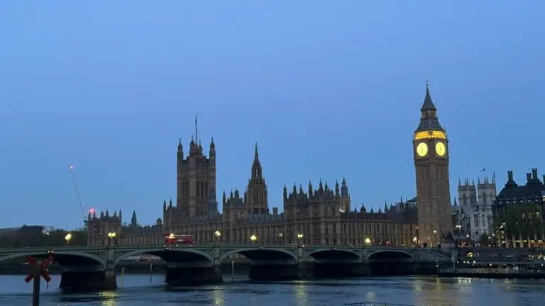 早朝のロンドン議事堂とビッグ・ベンの風景