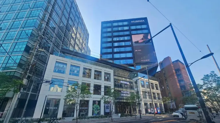 ソウル聖水洞に開業したMUSINSA MEGA STORE SEONGSUと周辺の街並み