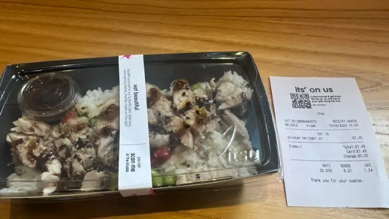 ロンドンのitsuで購入したチキン入りrice boxとレシート