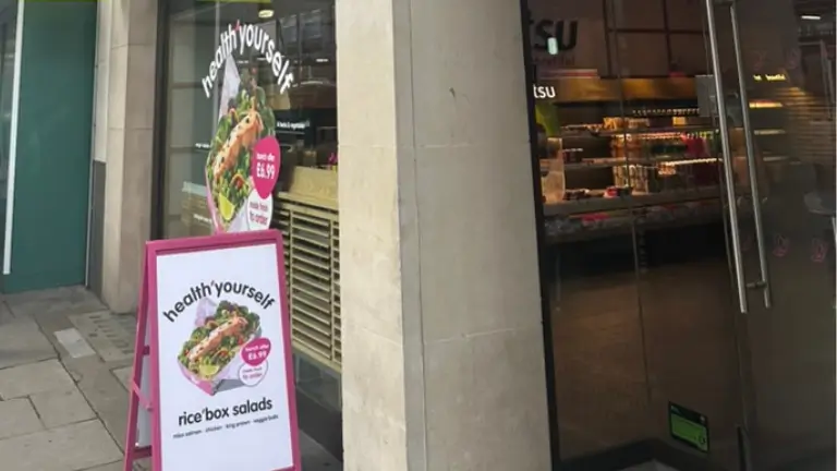 ロンドンのitsu店舗前に掲出されたrice’box saladsの看板