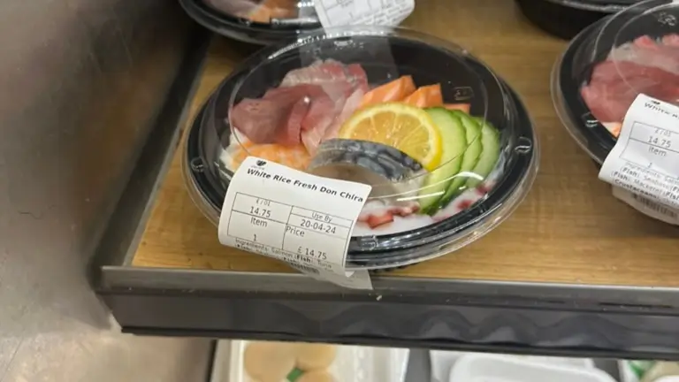 ロンドンのJapan Centreで販売されていた£14.75のちらし丼