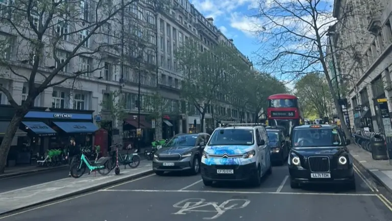 ロンドン中心部の街並みと赤いダブルデッカーバス
