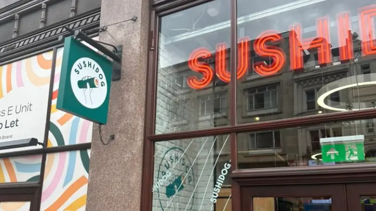 ロンドン・ソーホーで見かけたSUSHIDOGの店舗外観