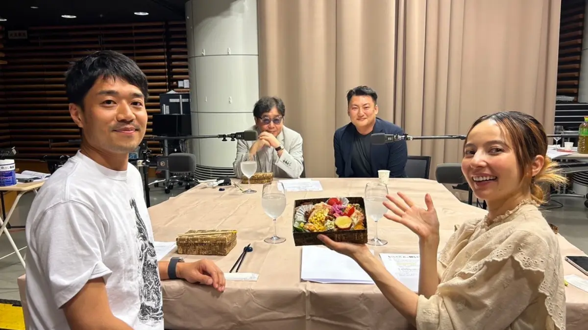 TOKYO FM『いいこと、聴いた』の収録スタジオで、出演者と関係者がソトメグロ弁当を囲んでいる様子
